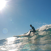 cutback med longboard surfare svänger mjukt tillbaka mot vågens kraftzon med en klassisk longboard-cutback
