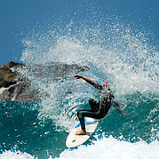 power snap på en kraftfull våg erfaren surfare gör en kraftfull snap-manöver högst upp på vågen under ett avancerat surfpass