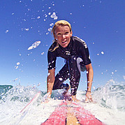 gopro-bild på take-off ögonblicket actionbild från en GoPro-kamera som fångar take-off-ögonblicket under surfing