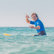 hang loose, kompis! glad surfare gör hang loose-tecknet efter en lyckad session i vattnet
