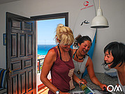 surfcamp deltagarna träffas för middag surfcamp deltagarna träffas för middag