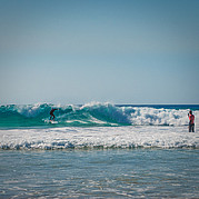 träning av backside cutback med radiohjälm surfare tränar backside cutback medan coachen ger feedback via en hjälm med radio