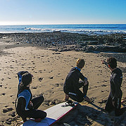 surflektion på en öde strand med rena vågor surfkurs hålls på en lugn och tom strand med perfekta vågor för nybörjare och avancerade surfare