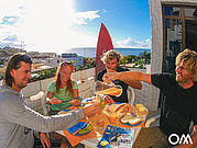 surfcamp deltagarna äta frukost på balkongen surfcamp deltagarna äta frukost på balkongen