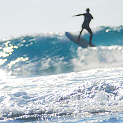 på väg upp mot vågens topp (lip) surfaren klättrar uppför vågens vägg för att utföra en manöver vid vågens topp