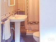 Badrum med dusch och toalett