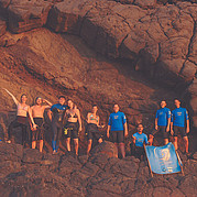 Surflektionsgrupp vid solnedgången på La Pared-stranden